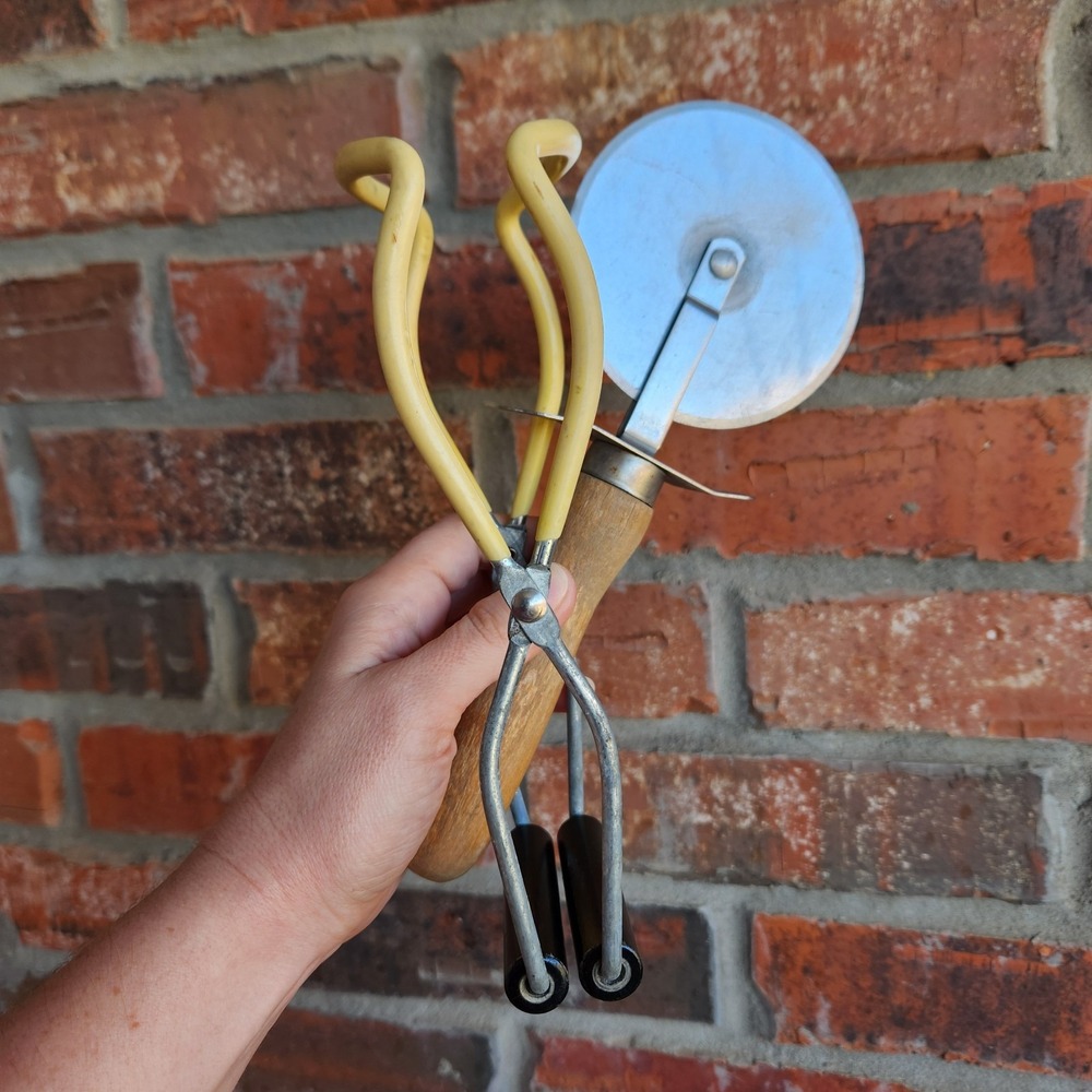 VTG Canning Jar Lifter Tongs Rubber Tips Grabber Jars Wood Handle Pizza Cutter